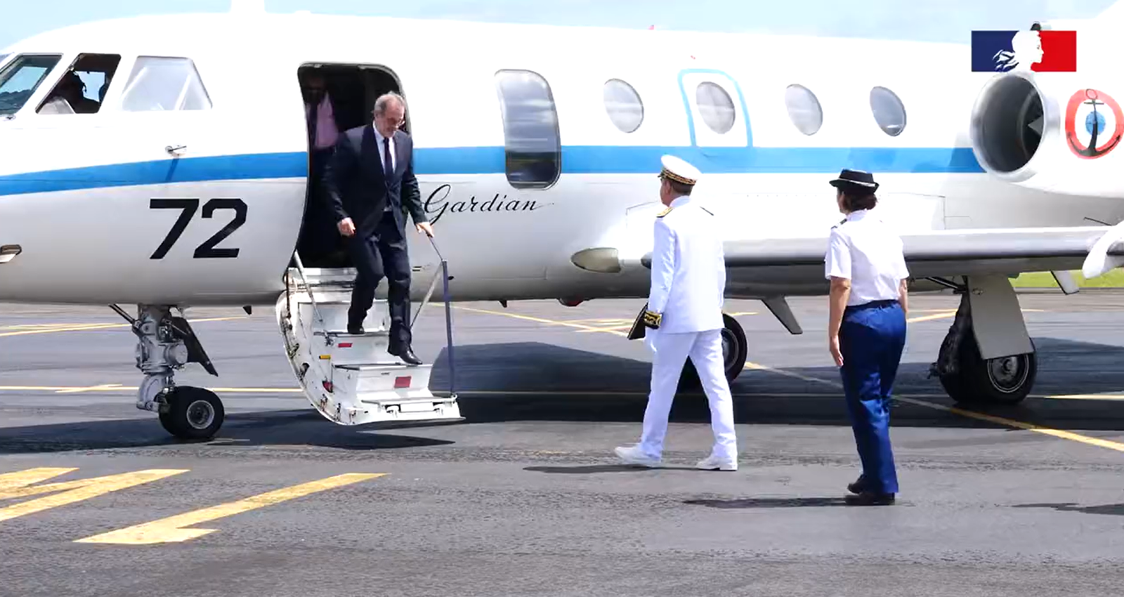 Jean-François Carenco à sa descente d'avion en déplacement officiel à Wallis en mars 2023