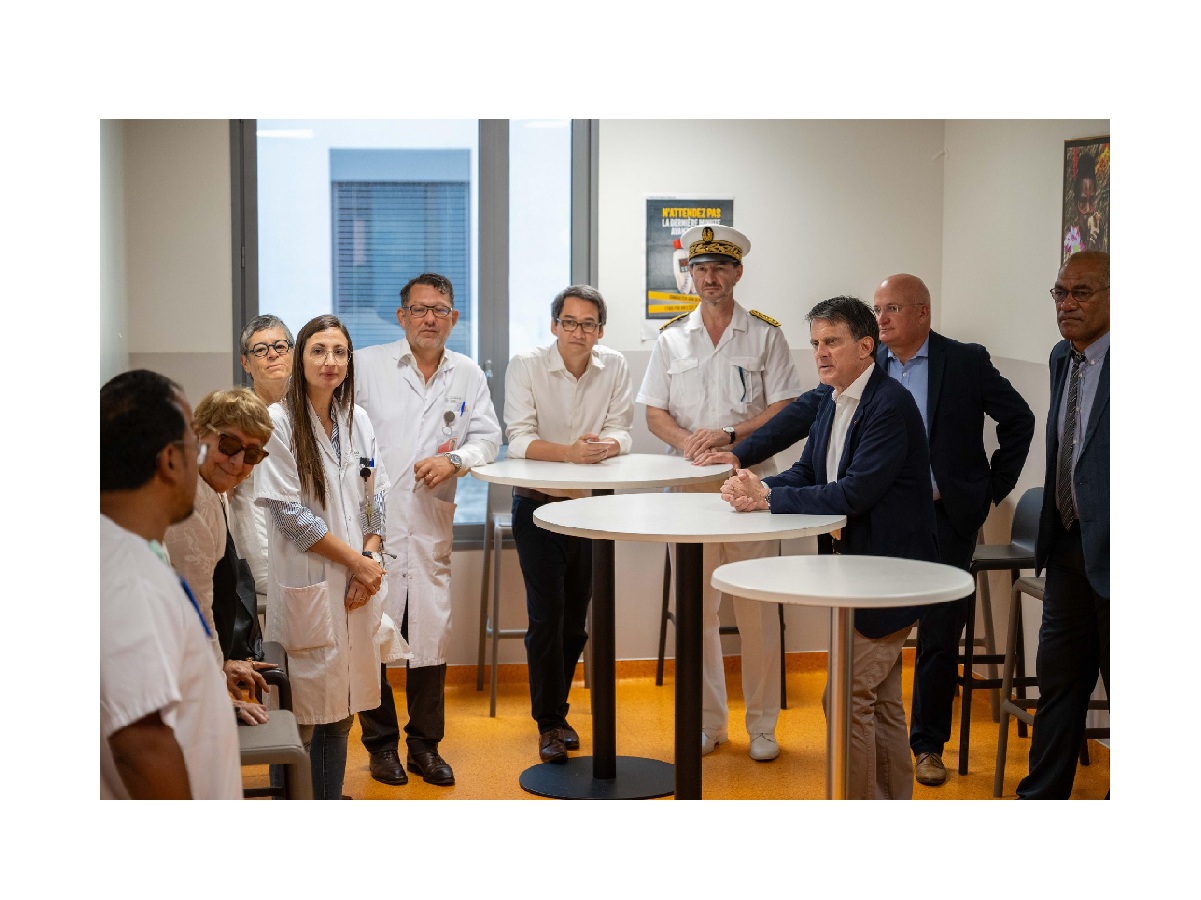Manuel Valls au Médipôle de Dumbéa.