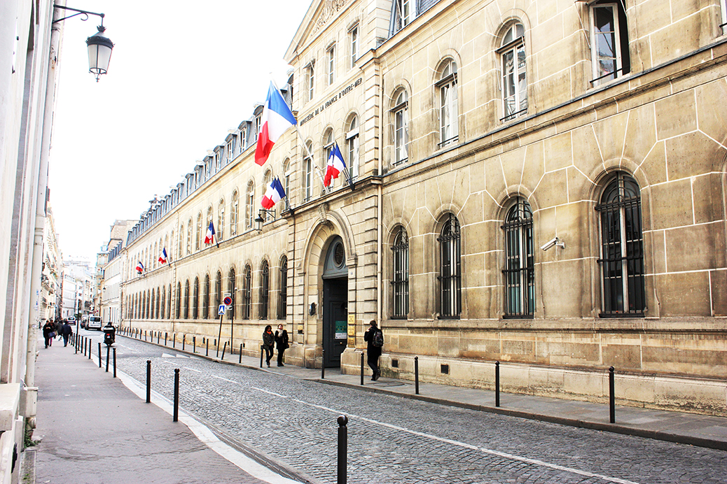 Le porche du ministère des outre-mer rue Oudinot